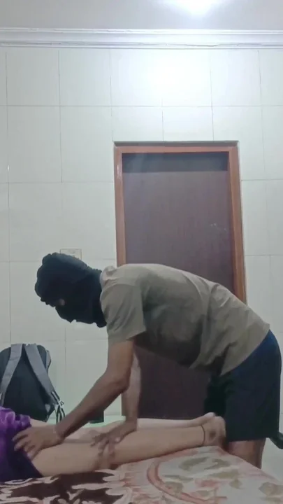Boy takes advantage of old pickup scheme to Desi doctor girl Clip 1