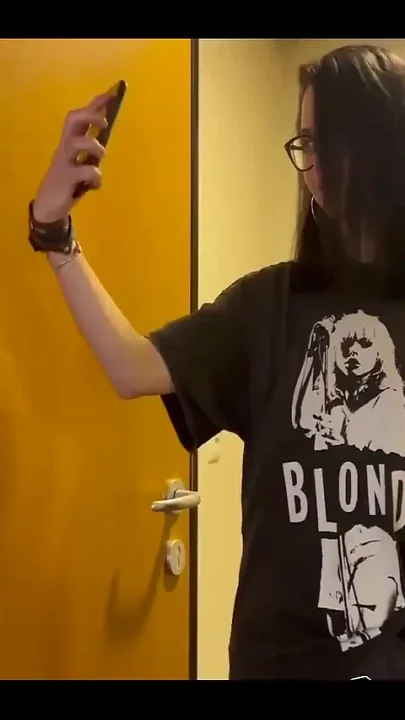 Make a Selfie during the masturbation in The Hotel Room