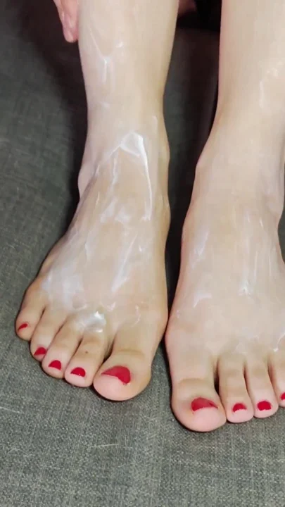 Hot Ariel paints her toenails and creams her feet Clip 1