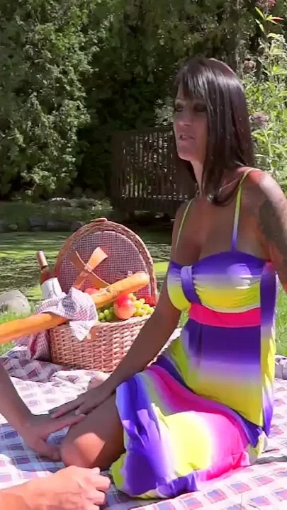 Horny outdoor fuck in the park