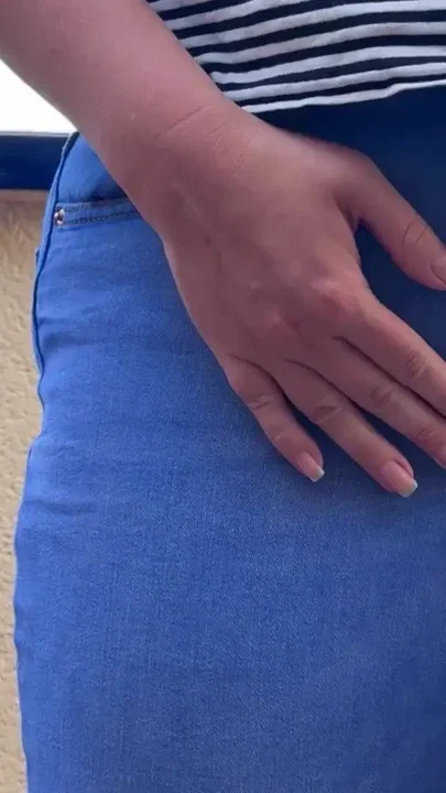 Desperate jeans pee wetting outdoor Clip 1