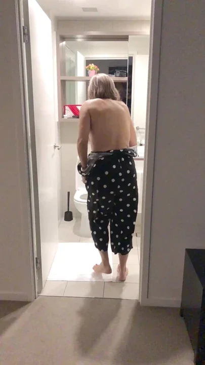 Mature - Toilet Peeing