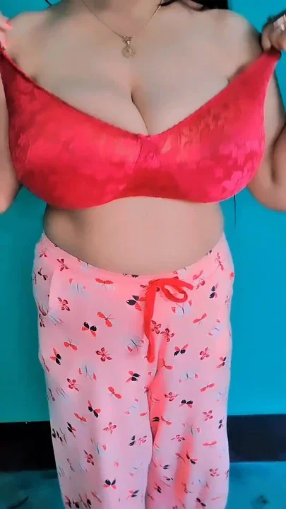 Busty Indian Bhabi sending Nude Selfie Video to her lover Clip 1