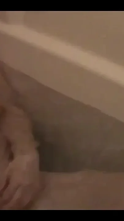 Lily O'riley's Amateur Bathtub Masturbation