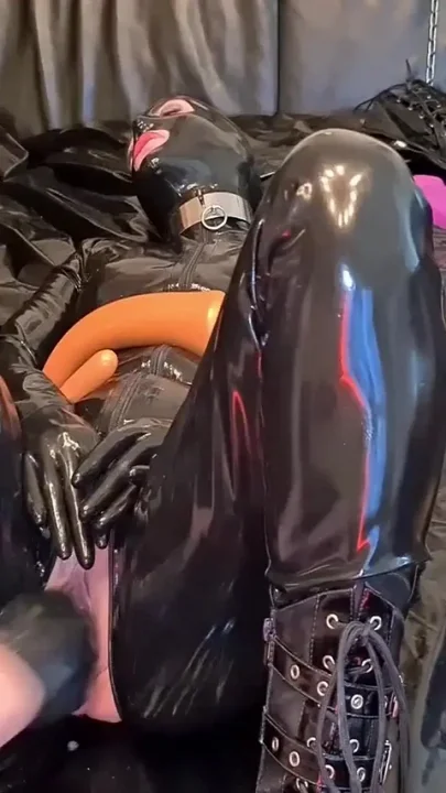 Slave slut-orgasma Celeste in black latex cunt and ass stuffing with nettles