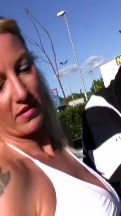 Blonde chick drains big pecker in the car