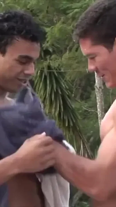Muscle latino fucking hsi frien din the swimming pool