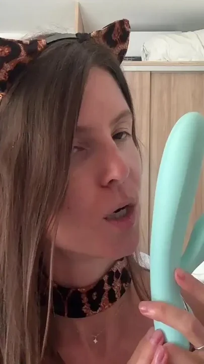Solo Stream Leopard Toy Sucking