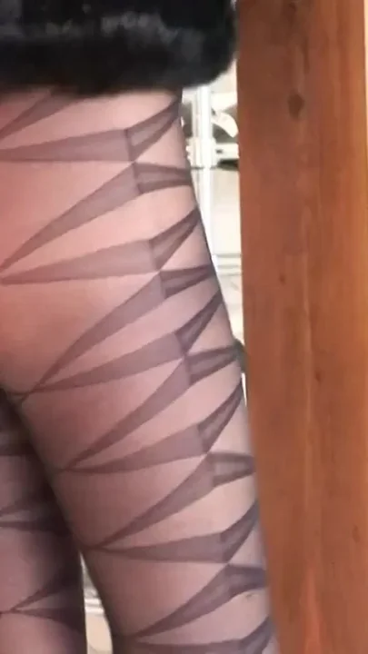 Bald head latex corset babe masturbating