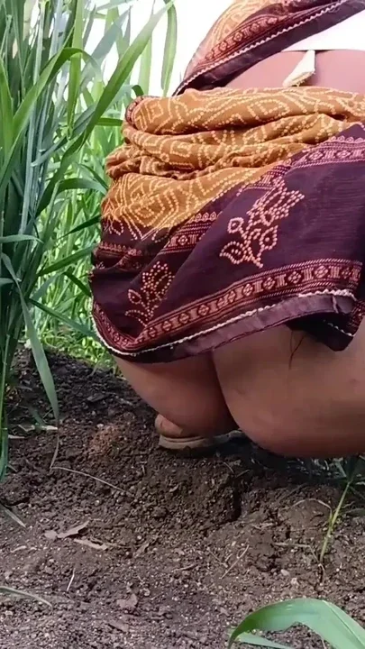 Desi 18-year-old young married beautiful sister puts her finger in her pussy in