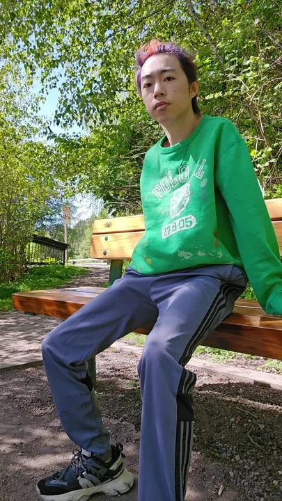 Secretly took out my penis and showed it off before anyone else arrived at the park