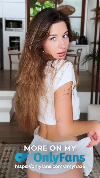 Hot Brunette Twerks Her Big Juicy Ass