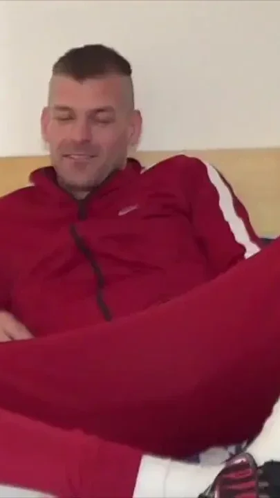 AirmaxBBTM fucked bareback by Leon XXL