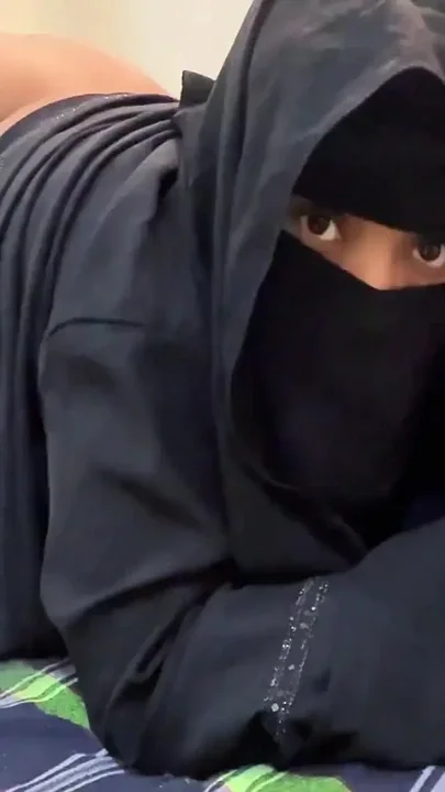 Hijab Niqab & Abaya Wearing Saudi Big Ass & Big Tits 20 Year Old Hot College