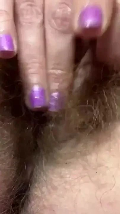 Hairy girl rubbing out her big clit Clip 1