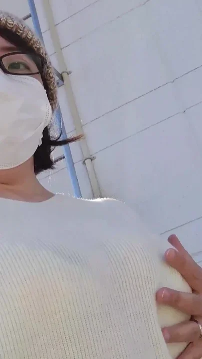 Married Woman Masturbates Boldly in an Outdoor Parking Lot