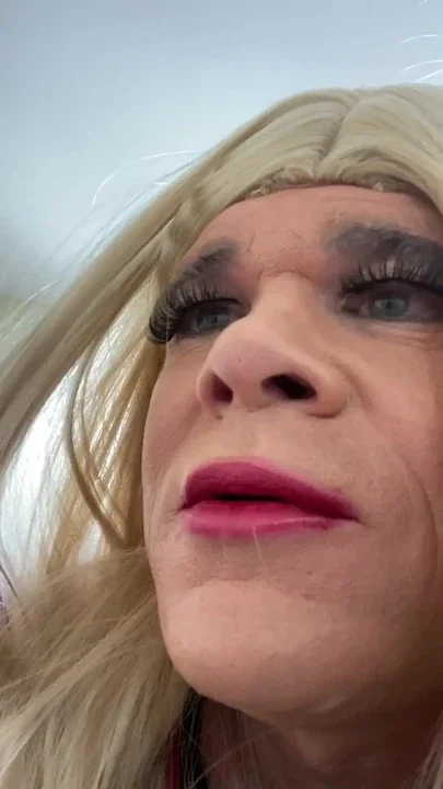 Amateur Crossdresser in stocking heels skirt seduces husband to her room gives
