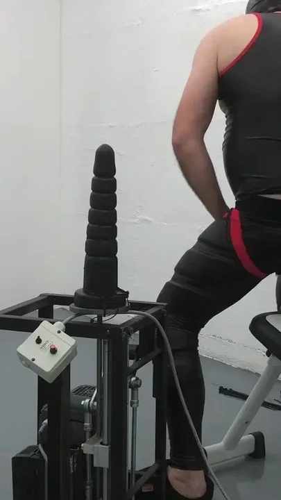 Front view fucking machine Mr Ed dildo huge plug maskulo leggings Clip 2