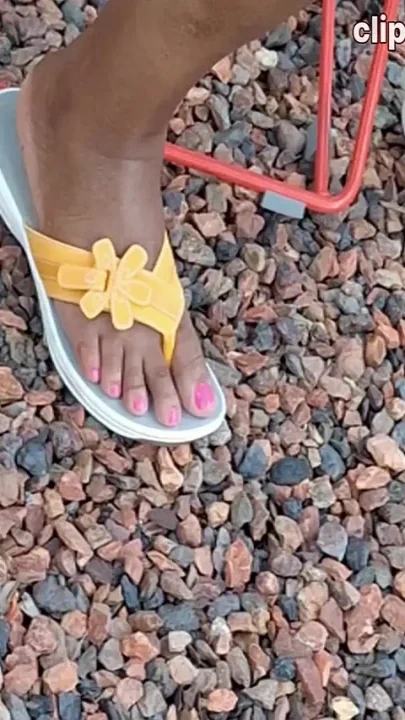 Ebony MILF Shiney Thighs Legs N Pretty Pink Toes