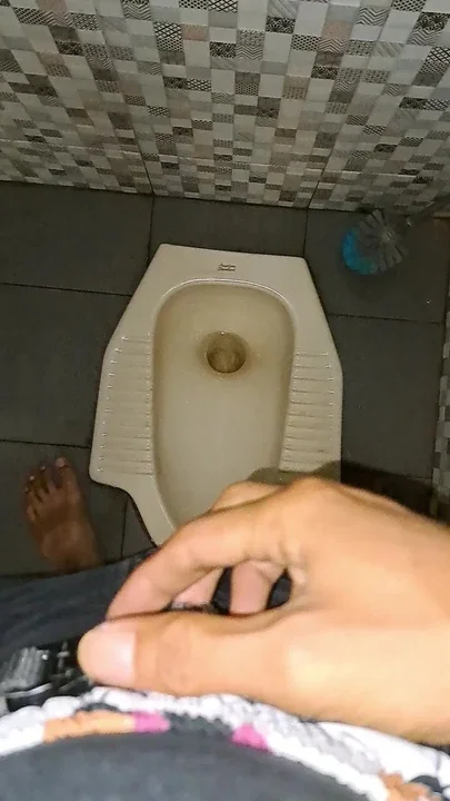 Hey girls Do you like watching grown men pee
