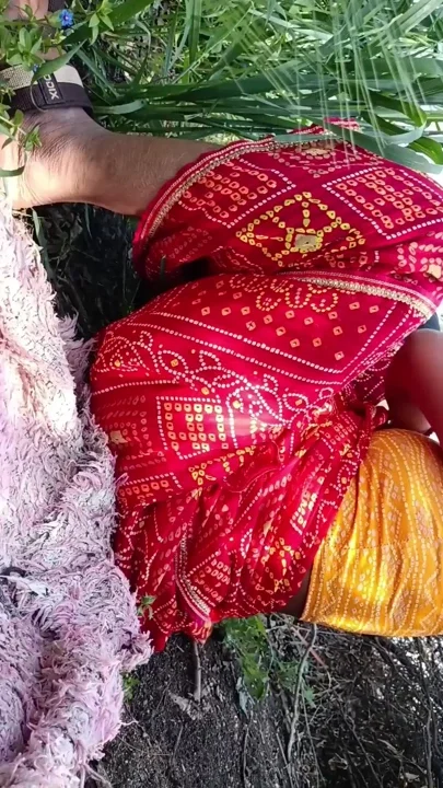 Apne sage chhote devar ke sath bhabhi farm main Apne chhote devar ka land chus