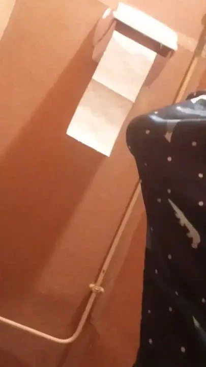 How this sexy twink pees when he wakes up with a boner morning erection for