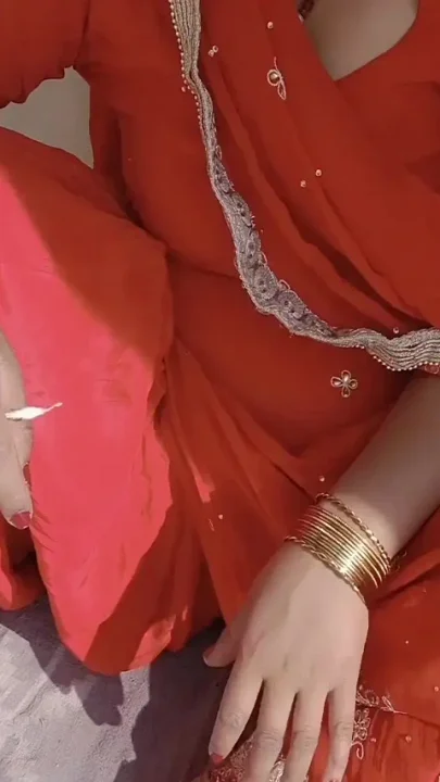 Punjabi Bhabhi Painted Her Nail on Roof