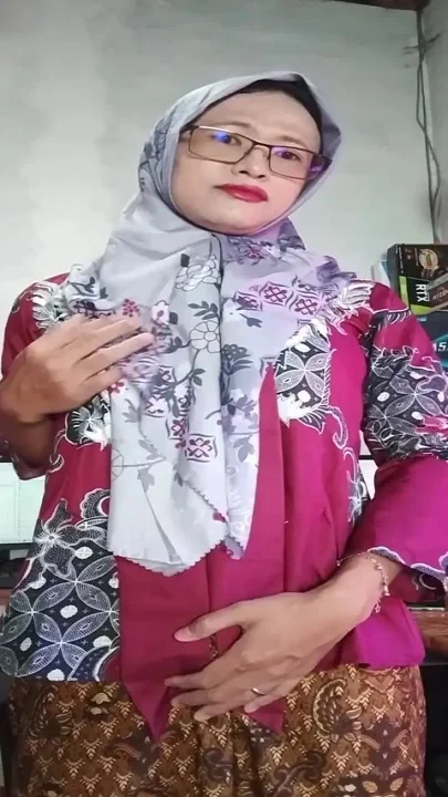 Sexy Hijab Shemale Mitha Zhe Masturbates Cock