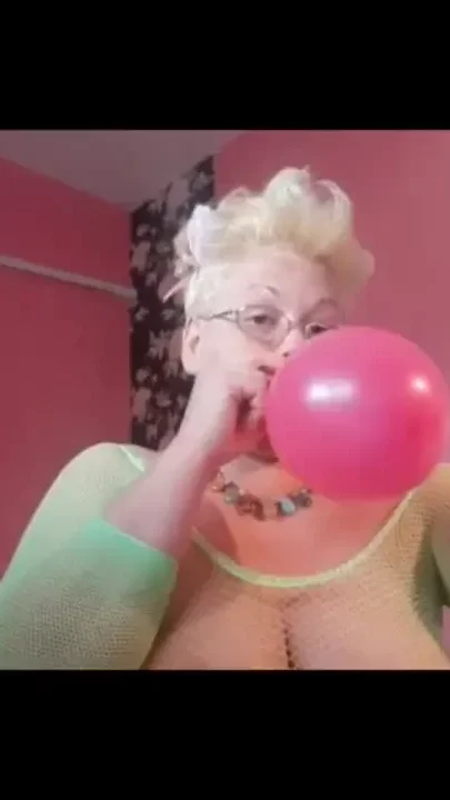 Balloon fetish and balls in pussy fun