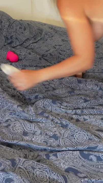 Hot MILF Tries Two Different Satisfyer Toys