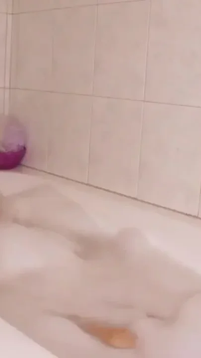 Diva del Tubo taking a bath and showing her long legs