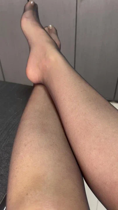 Mature woman nylon feet
