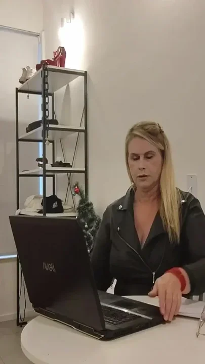 Massagista Numa Entrevista De Emprego Foi Punido Tiffany Obriga Ele Brinca Cons Pezinho