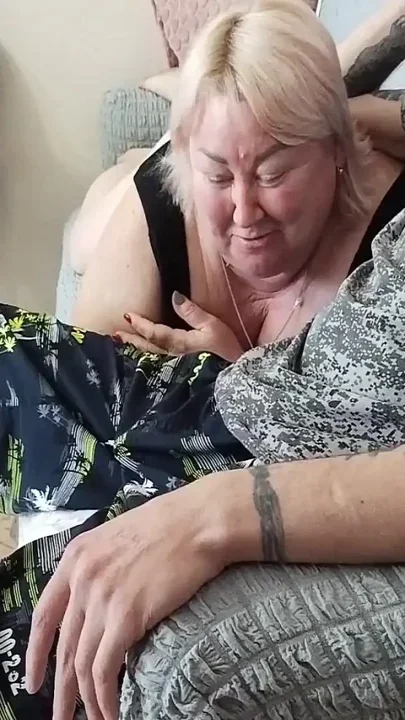 A Friend Gives Me a Blowjob After Work and Gets a Portion of Cum in Her Mouth