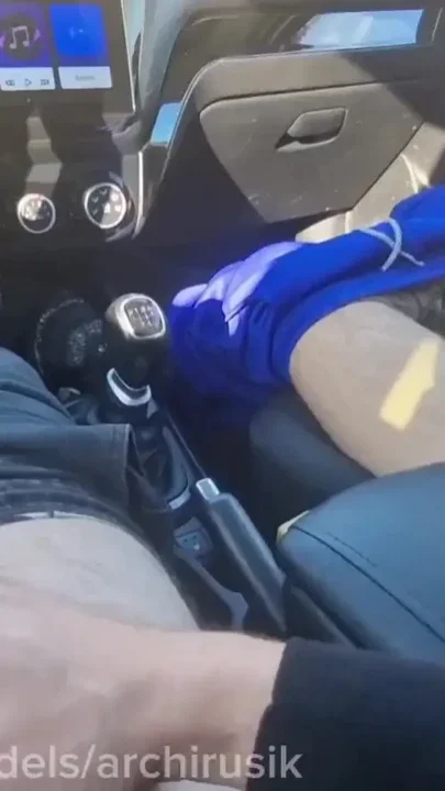 I secretly jerked off a big cock to a student during a break near school Do you