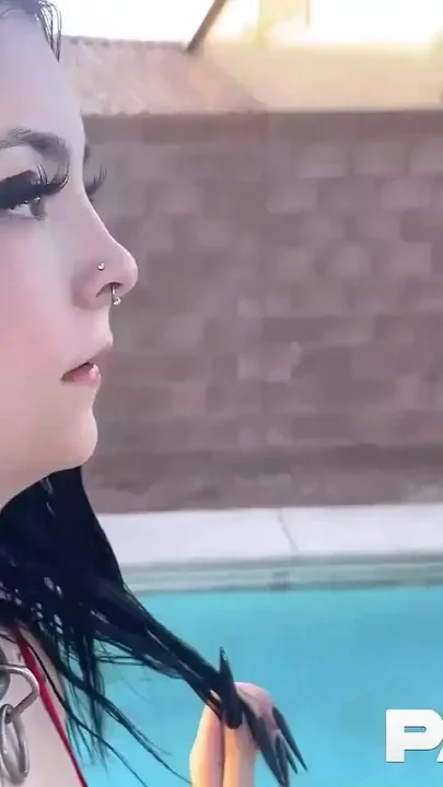 Big Booty Babe Applebottomjnz Fucks Muscle Dude by the Pool