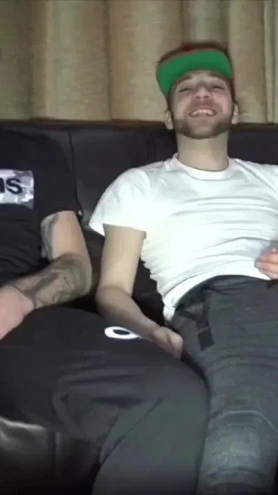 Oscar Wood fucked bareback the big cock of Ronnie