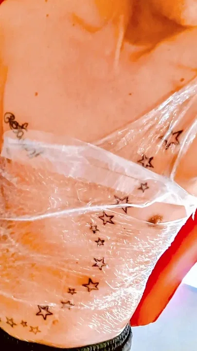 I was offered this tattoo with stars that are really beautifulacteur model tatouage