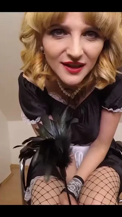 House maid Sarah Star masturbating solo