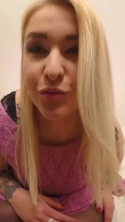 Sexy and hot blonde BBW box social experience to have an orgasm in front of POV Cam