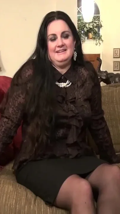 Horny American Housewife Susan Loves to Play with Herself