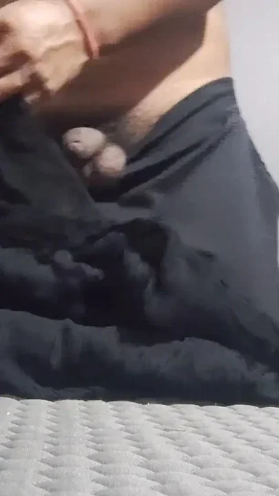 Apni biwi ko bathroom mein jakar dekh kar apna land khada kar liya Clip 1