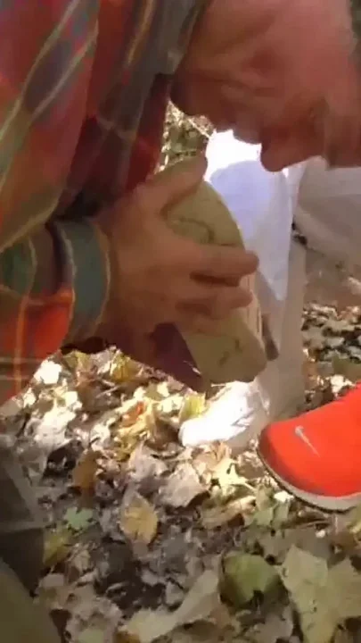 Shoe worship and stinky feet sniffing - full version