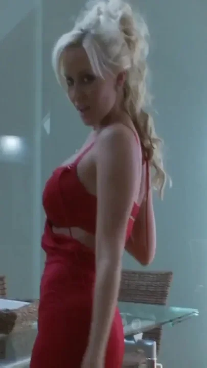 Babe loves masturbating with her ass
