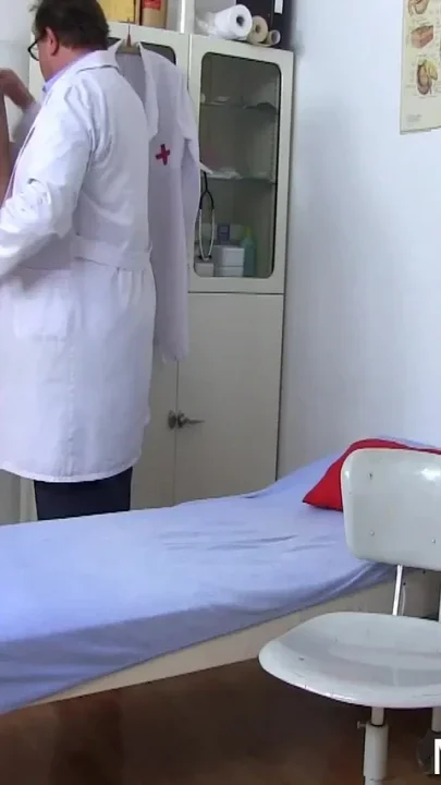Mature gyno - kinky gynecologist records his mature chubby female patient on a cam