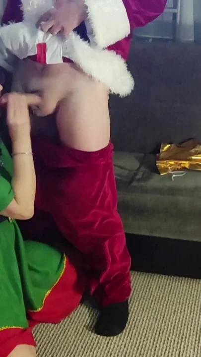 Sexy Hot Mature MILF Suck Fat Santa Cock