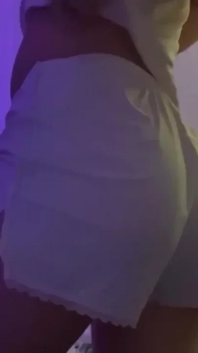 Beauty Jerks off Her Elastic Pussy and Caresses Her Ass in Front of the Camera