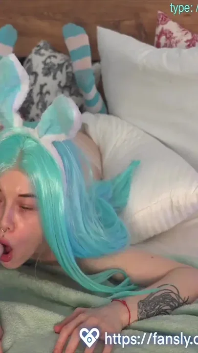 Sexy bunny fucked in the mouth by a sex machine Karneli Bandi