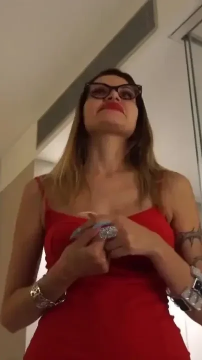 Diva del Tubo shows her boobs to wankers