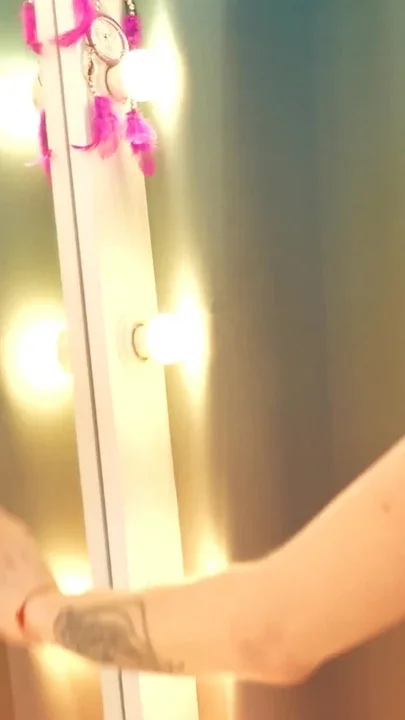 The maid got horny and fucked her reflection Karneli Bandi